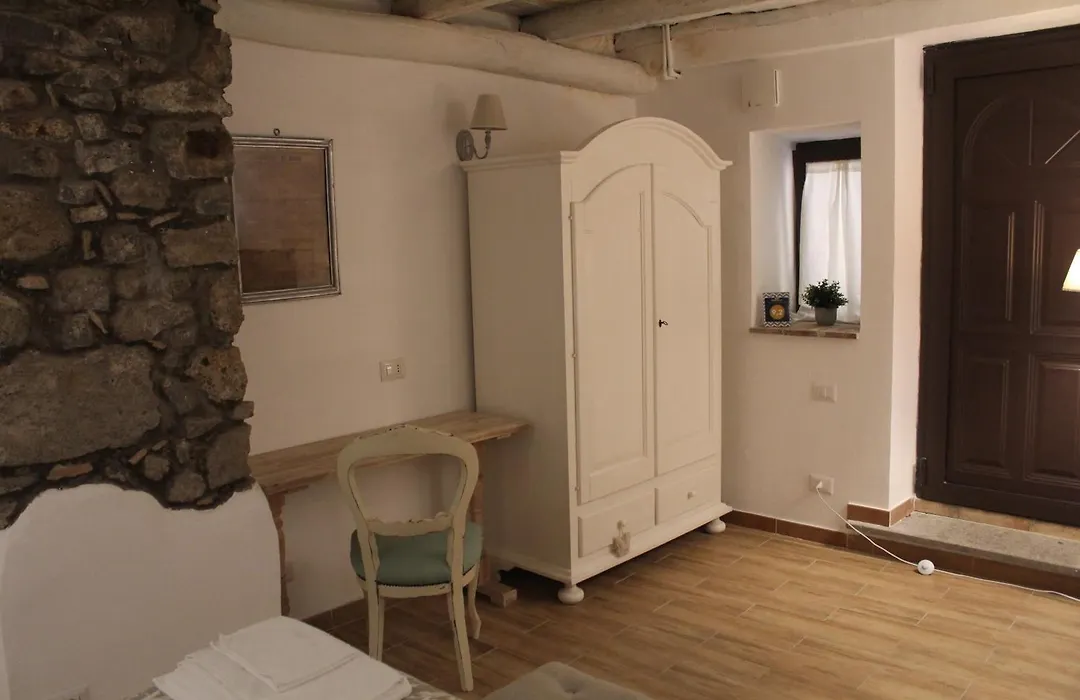 Livia'S Charming Room-1